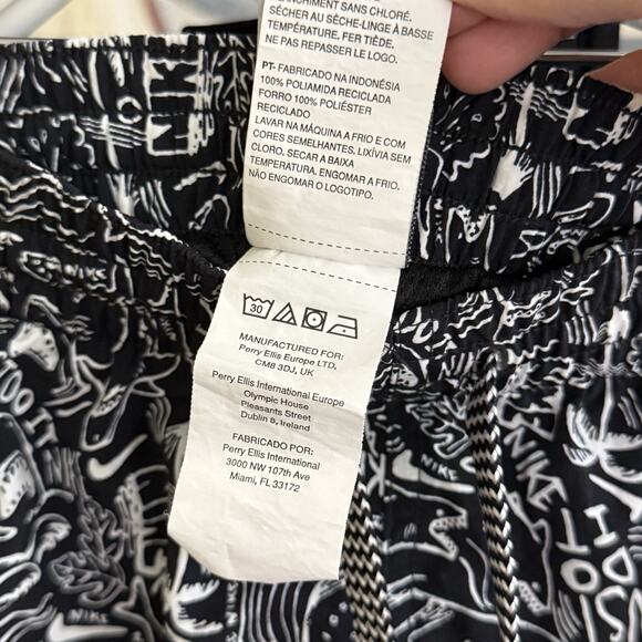 Nike Shark Mens SIZE SMALL Black Shark Icon 6.5" Volley Print Board Trunks Sport - Picture 10 of 12